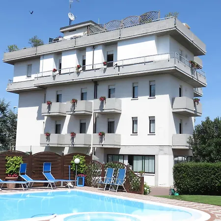 Al Cacciatore 3* ديسينسانو ديل غاردا