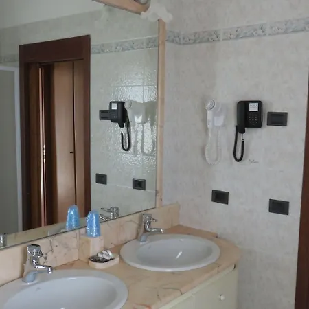 Al Cacciatore 3* ديسينسانو ديل غاردا