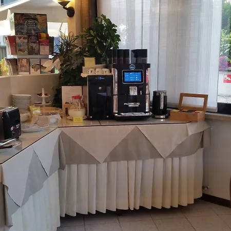 Al Cacciatore 3* ديسينسانو ديل غاردا