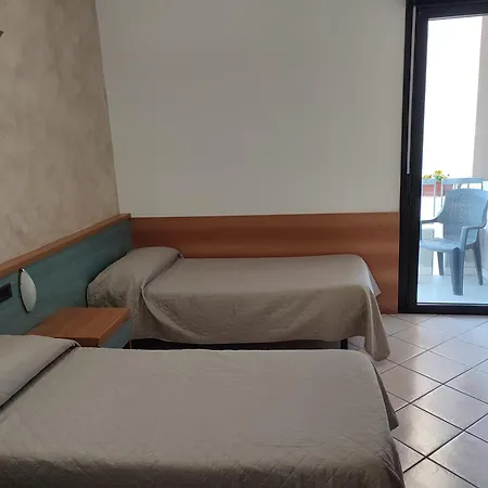 艾尔伯格阿卡奇多雷酒店 3* 代森扎诺-德尔加达